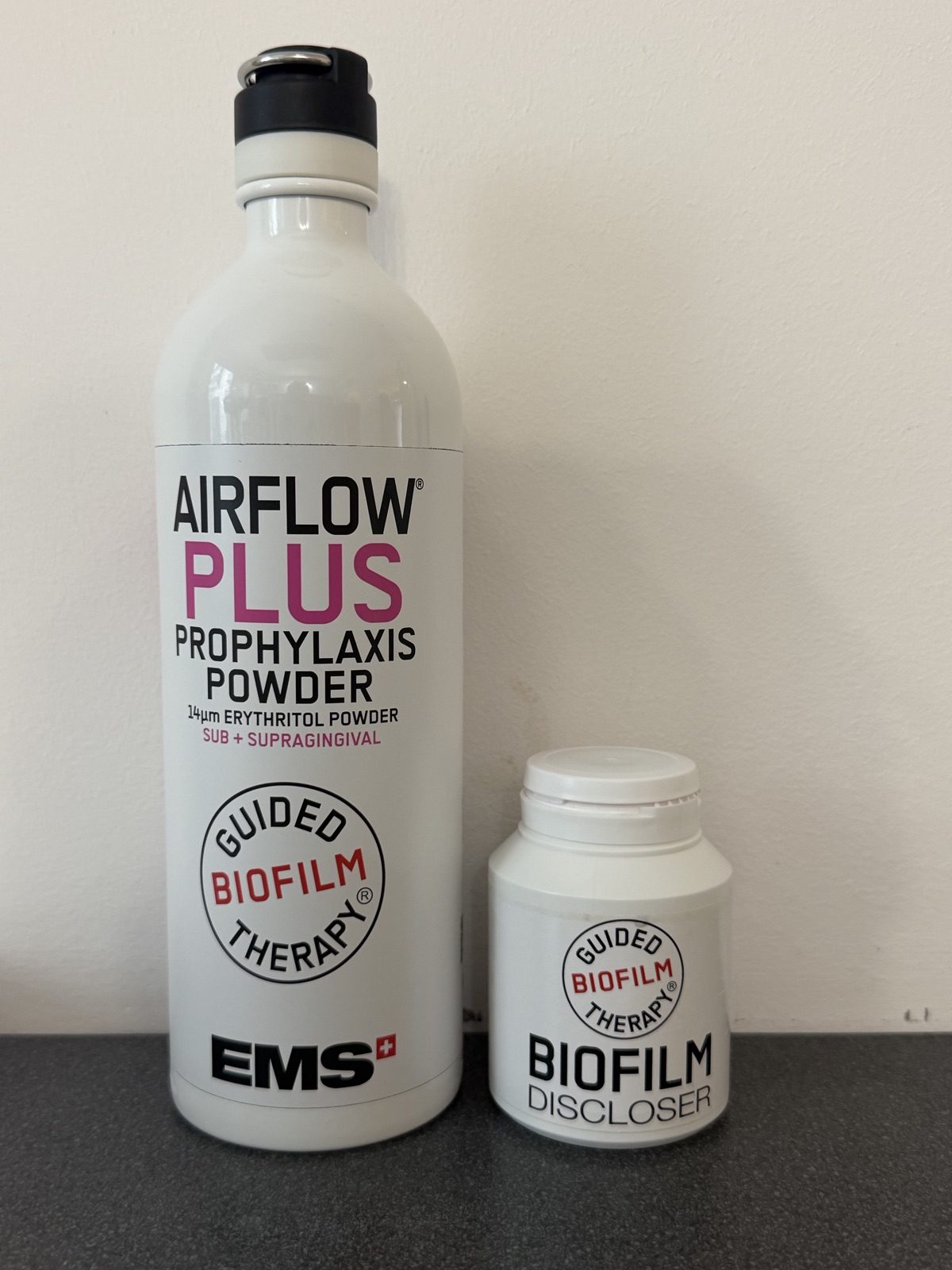 EMS AIRFLOW PLUS 14 mikronos eritritol-por és Biofilm Discloser plakkfestő — a GBT-protokoll anyagai