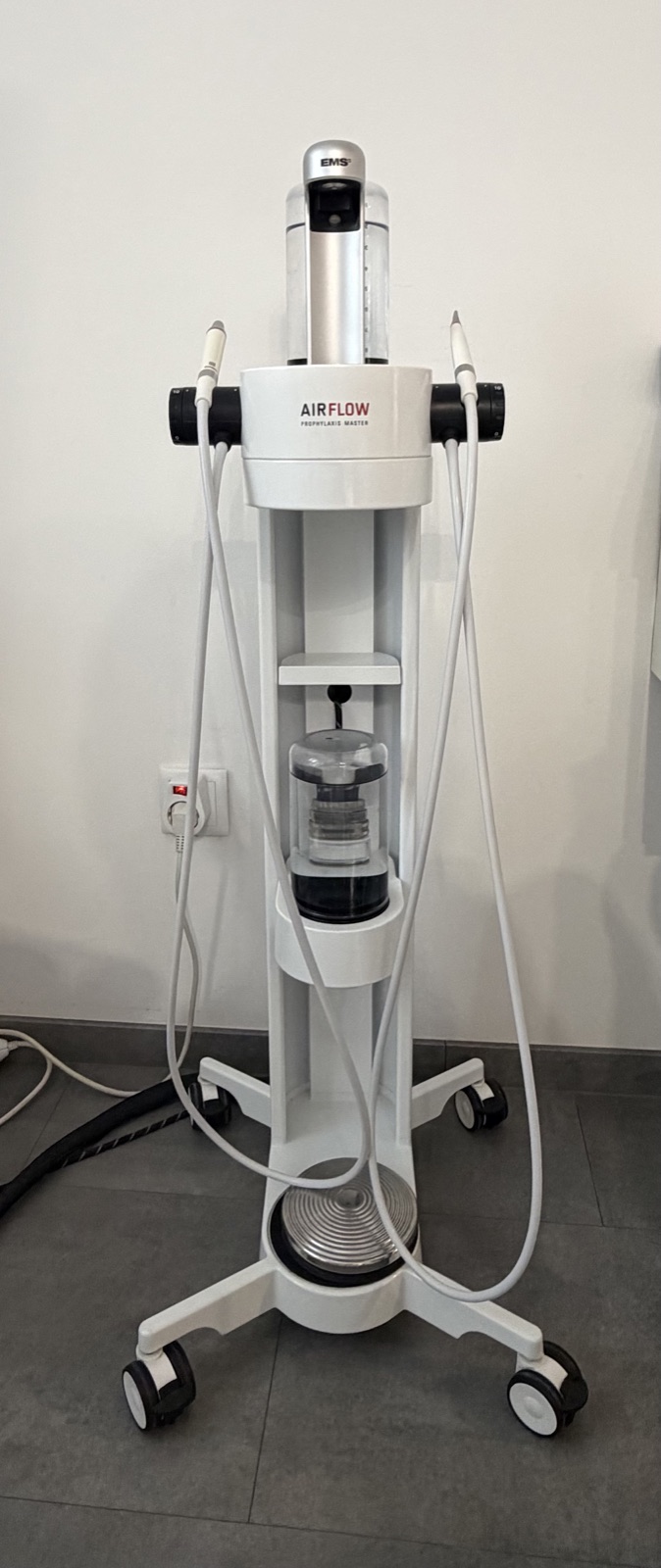 EMS AIRFLOW Prophylaxis Master készülék a Smile Centrum miskolci rendelőjében — irányított biofilm terápia (GBT)